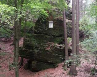 Gedenktafel am Byrrhus Felsen