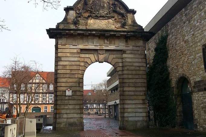 The gate of the stables Hannover - © doatrip.de