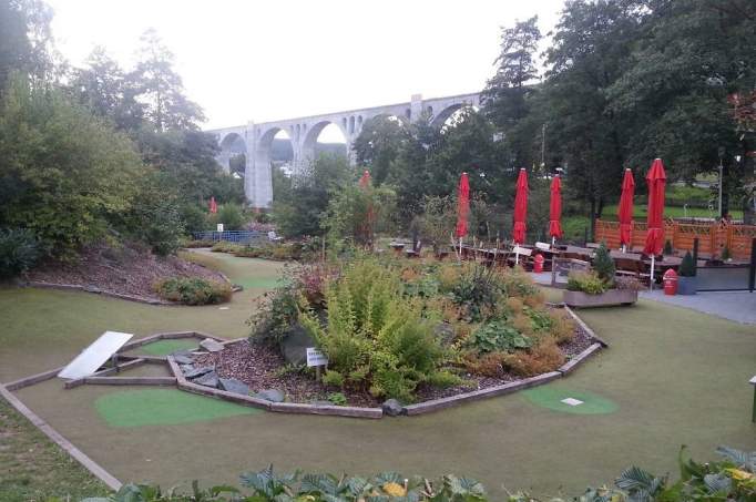 Adventure Golf next to the Viaduct - © doatrip.de